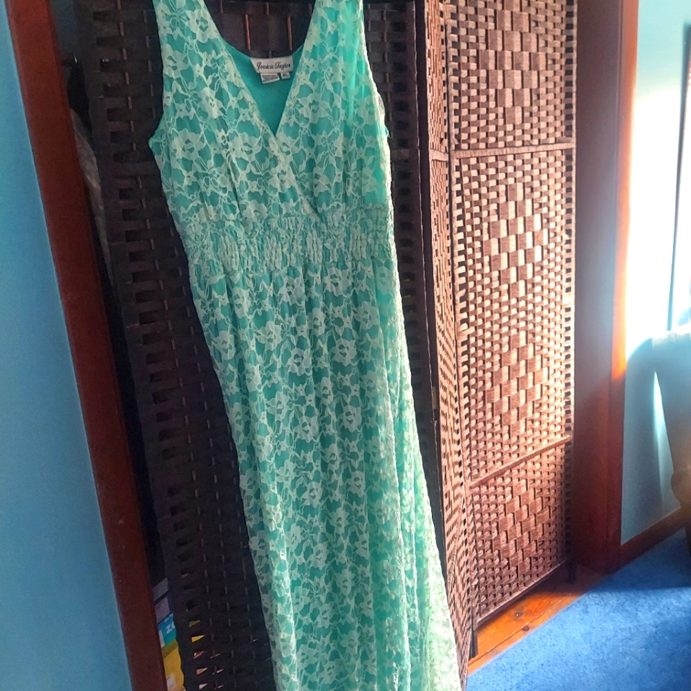 Lace no sleeve maxi dress!